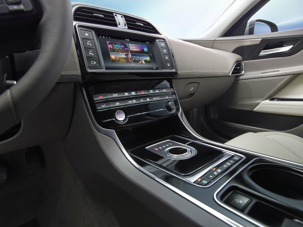 Jaguar XE I — Salon, öndən