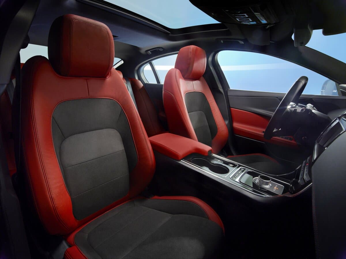 Jaguar XE I — Salon, arxadan