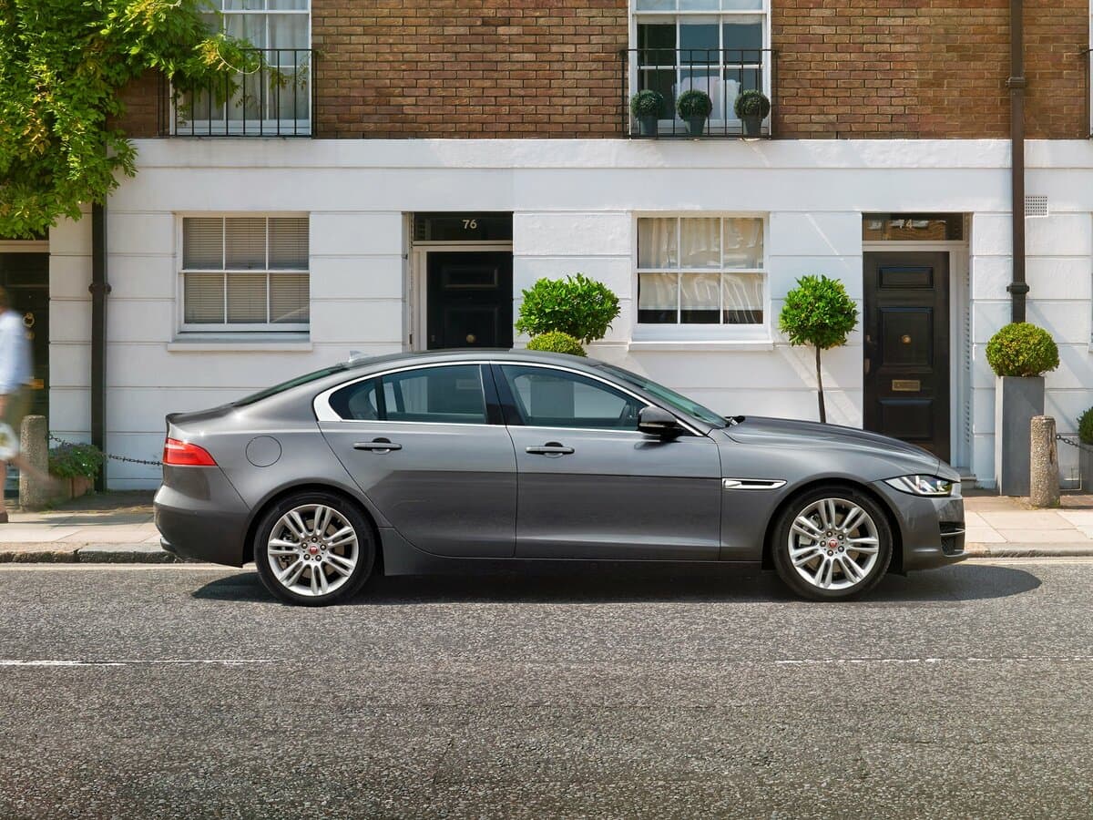 Jaguar XE I — Yandan