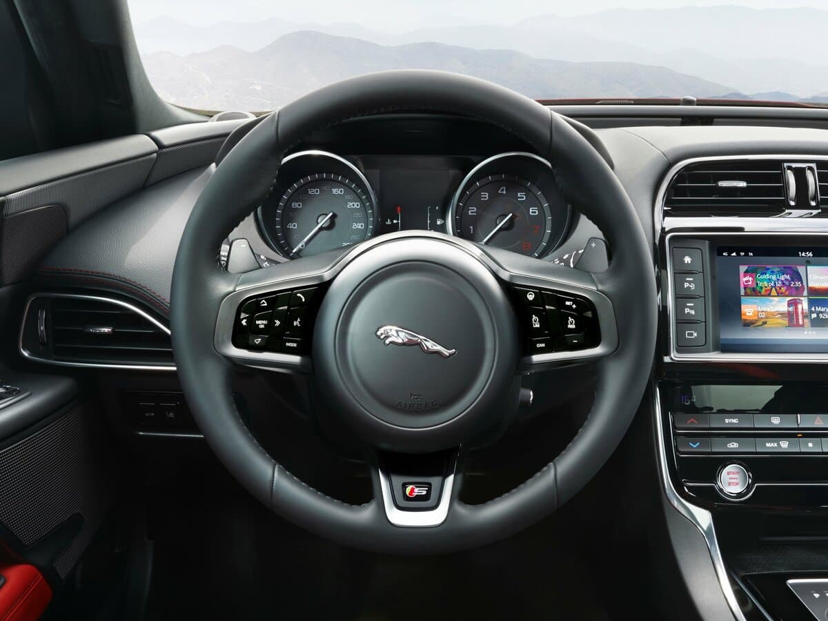 Jaguar XE I — Sükan