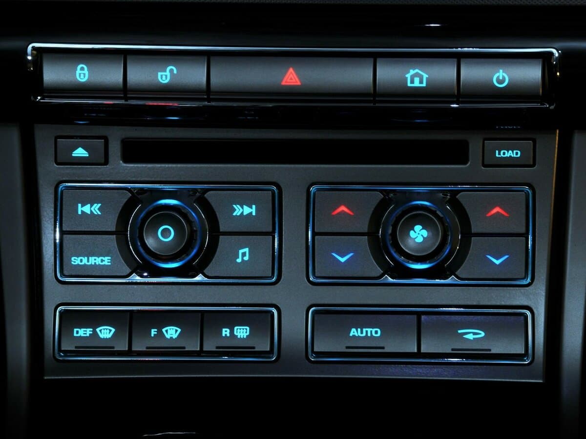 Jaguar XF I — Salon, arxadan