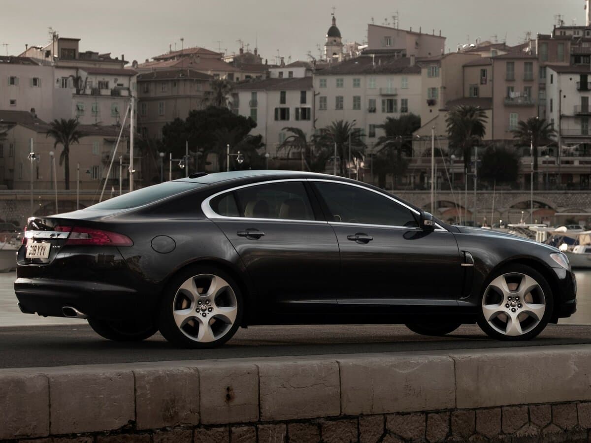 Jaguar XF I — Yandan