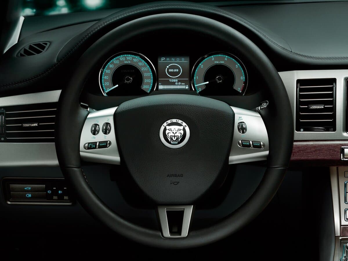 Jaguar XF I — Sükan