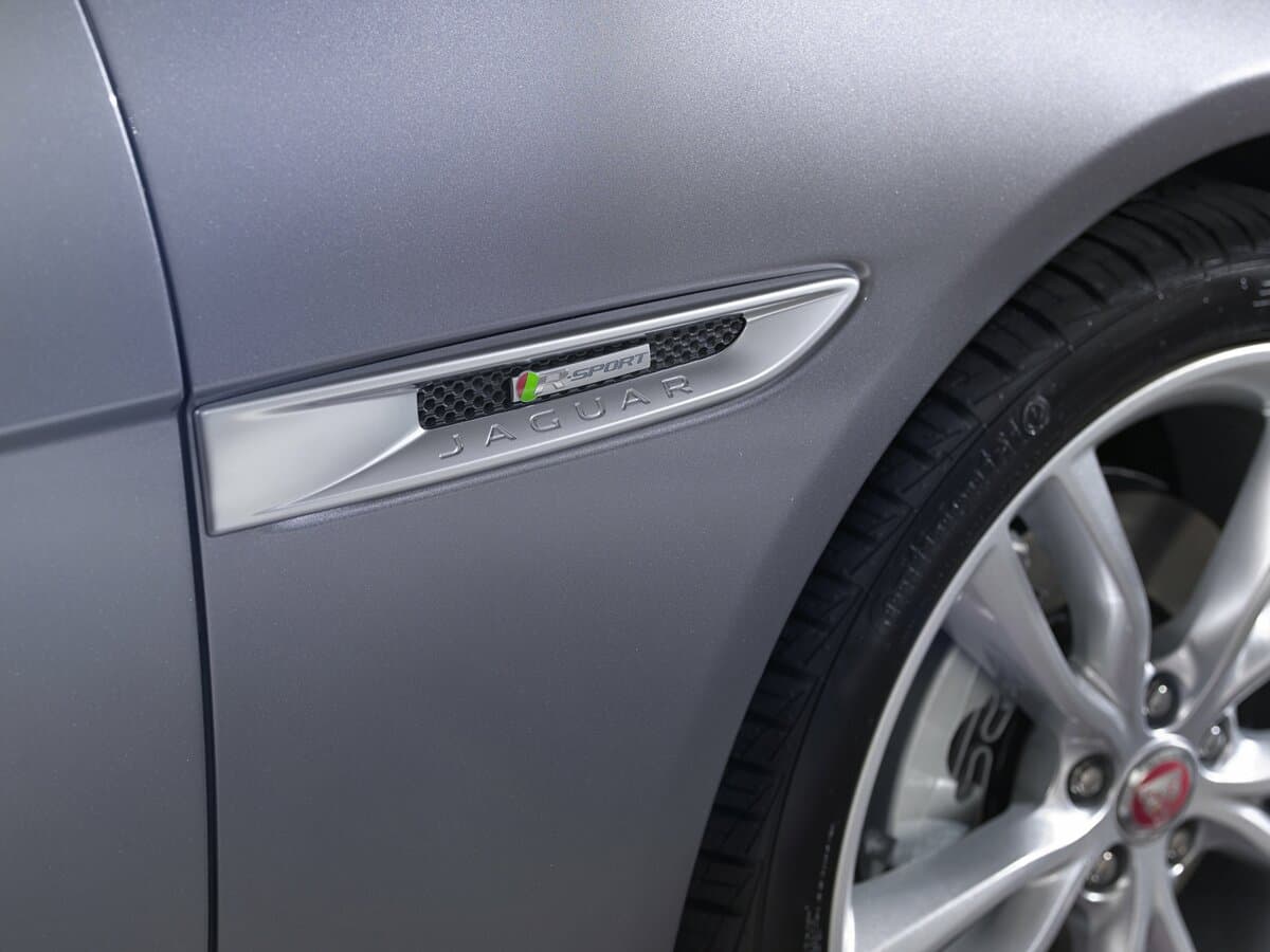 Jaguar XF II — Salon, arxadan