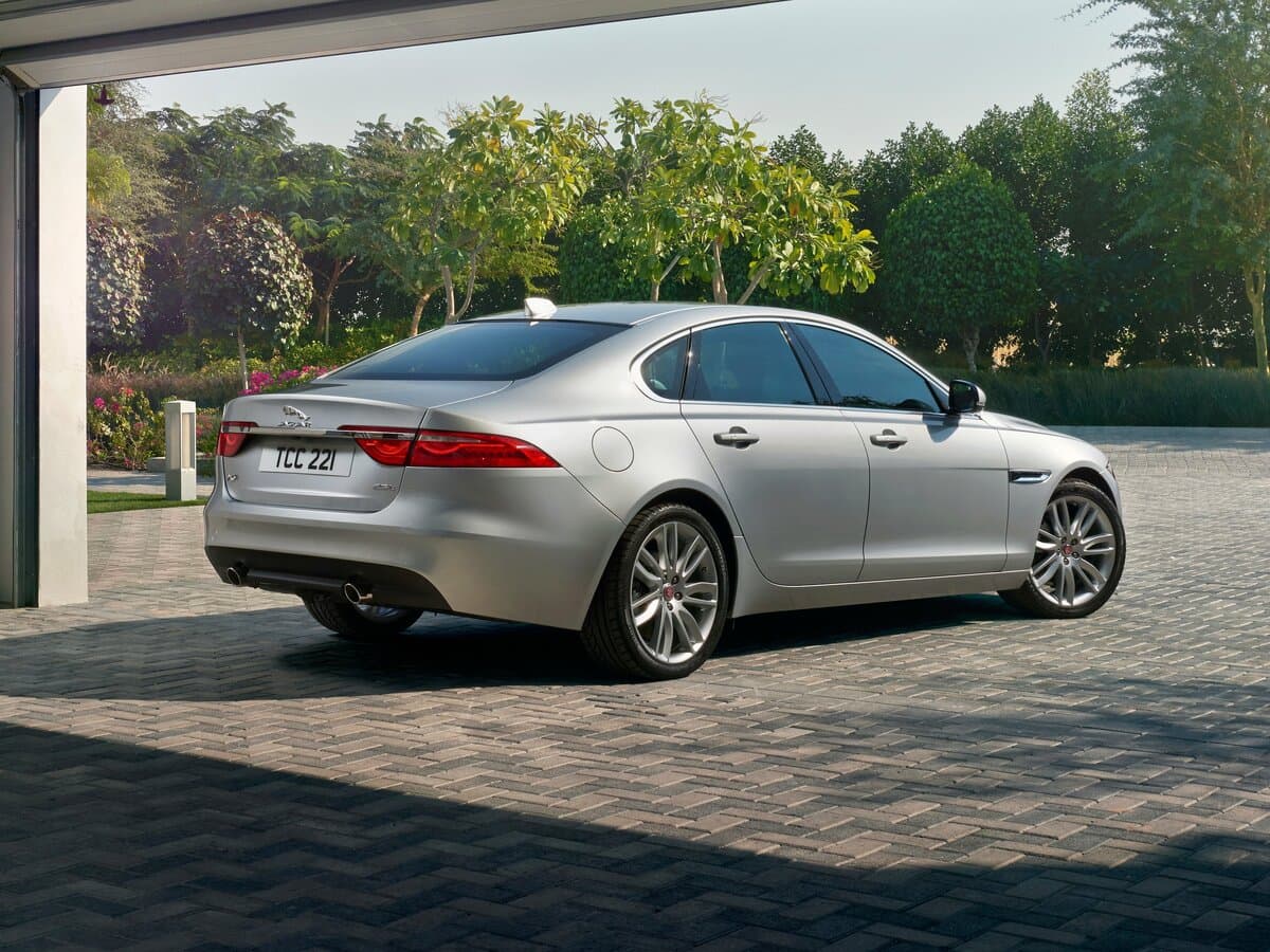 Jaguar XF II — 3/4 arxadan