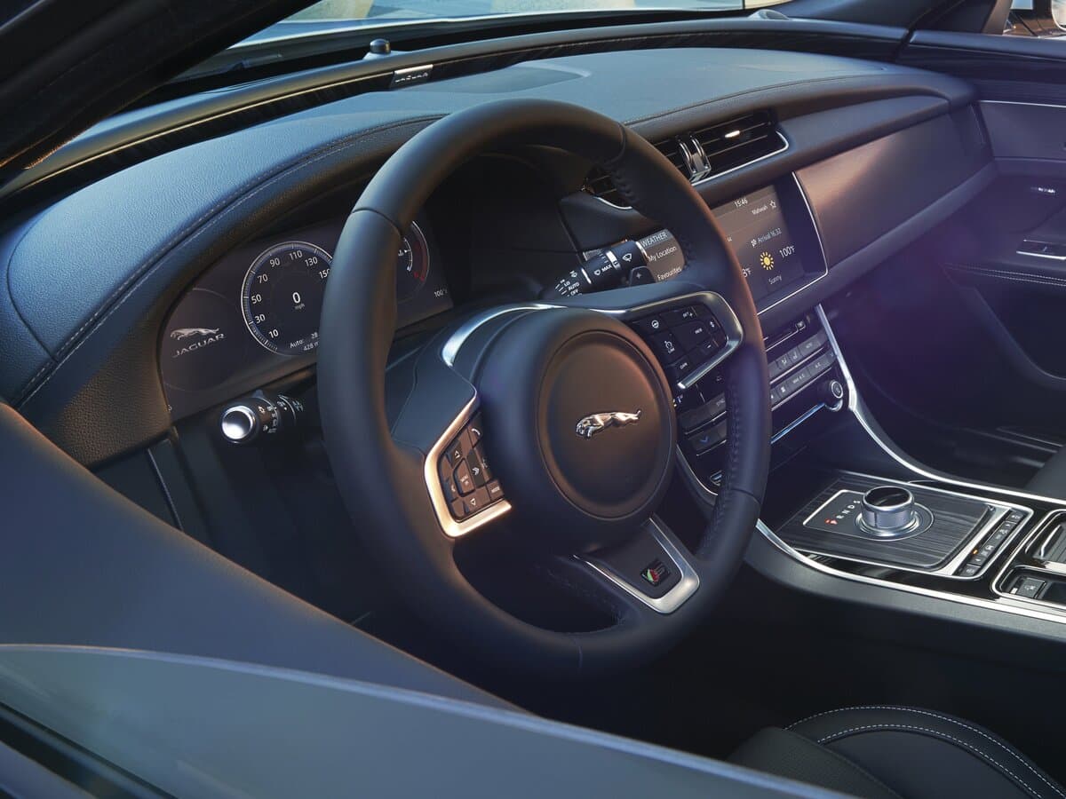 Jaguar XF II — Sükan