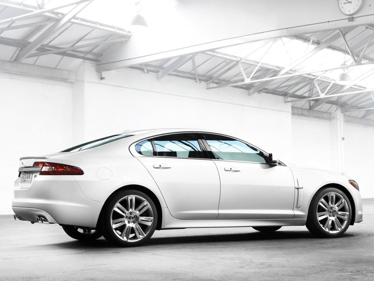 Jaguar XFR I — Yandan