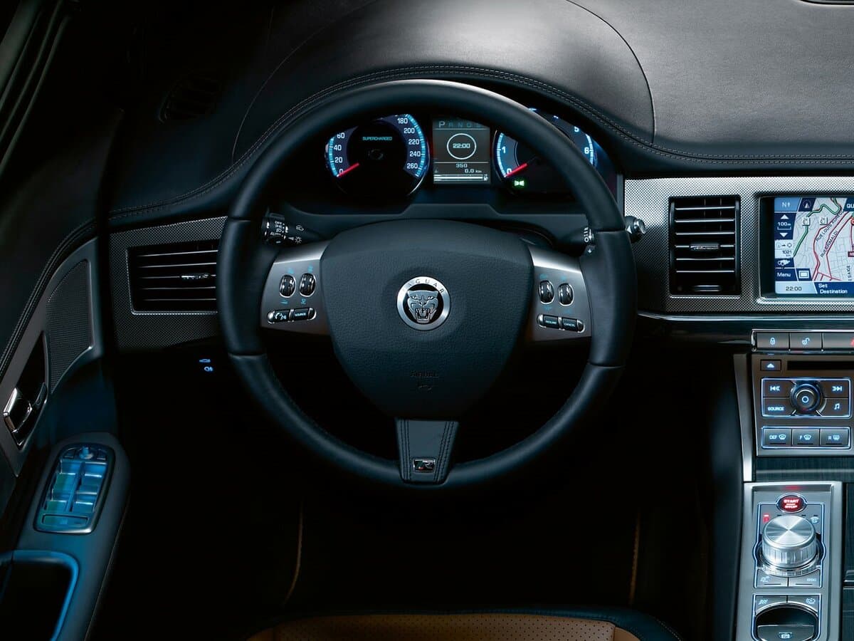 Jaguar XFR I — Sükan