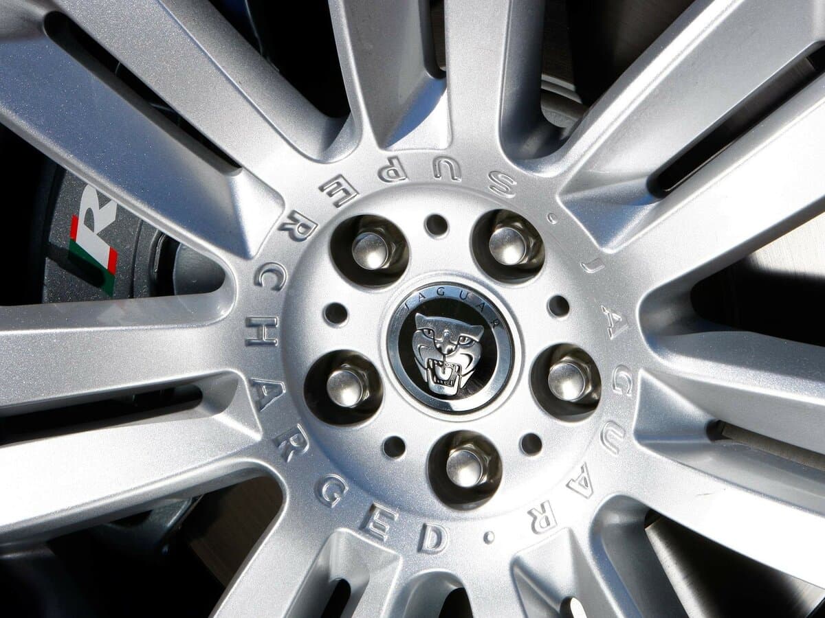 Jaguar XFR I — Təkər