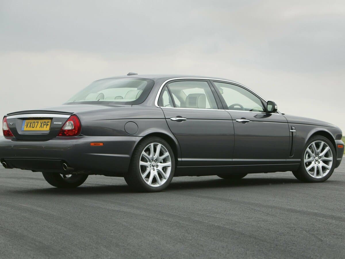Jaguar XJ III (X350/X358) — 3/4 arxadan