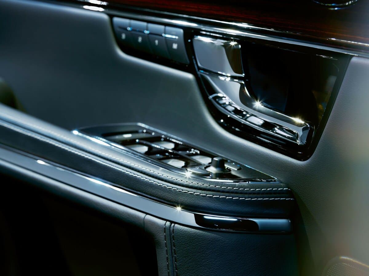 Jaguar XJ IV (X351) — Qapı