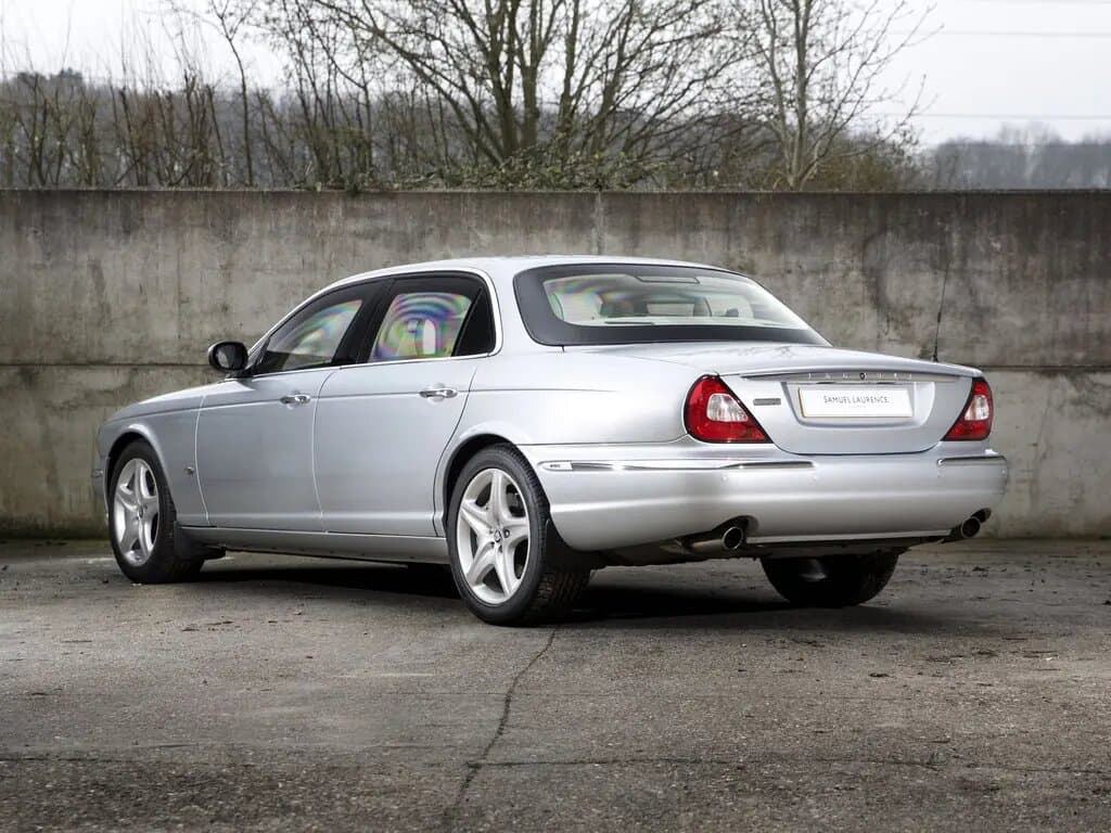 Jaguar XJR III (X350) — 3/4 arxadan