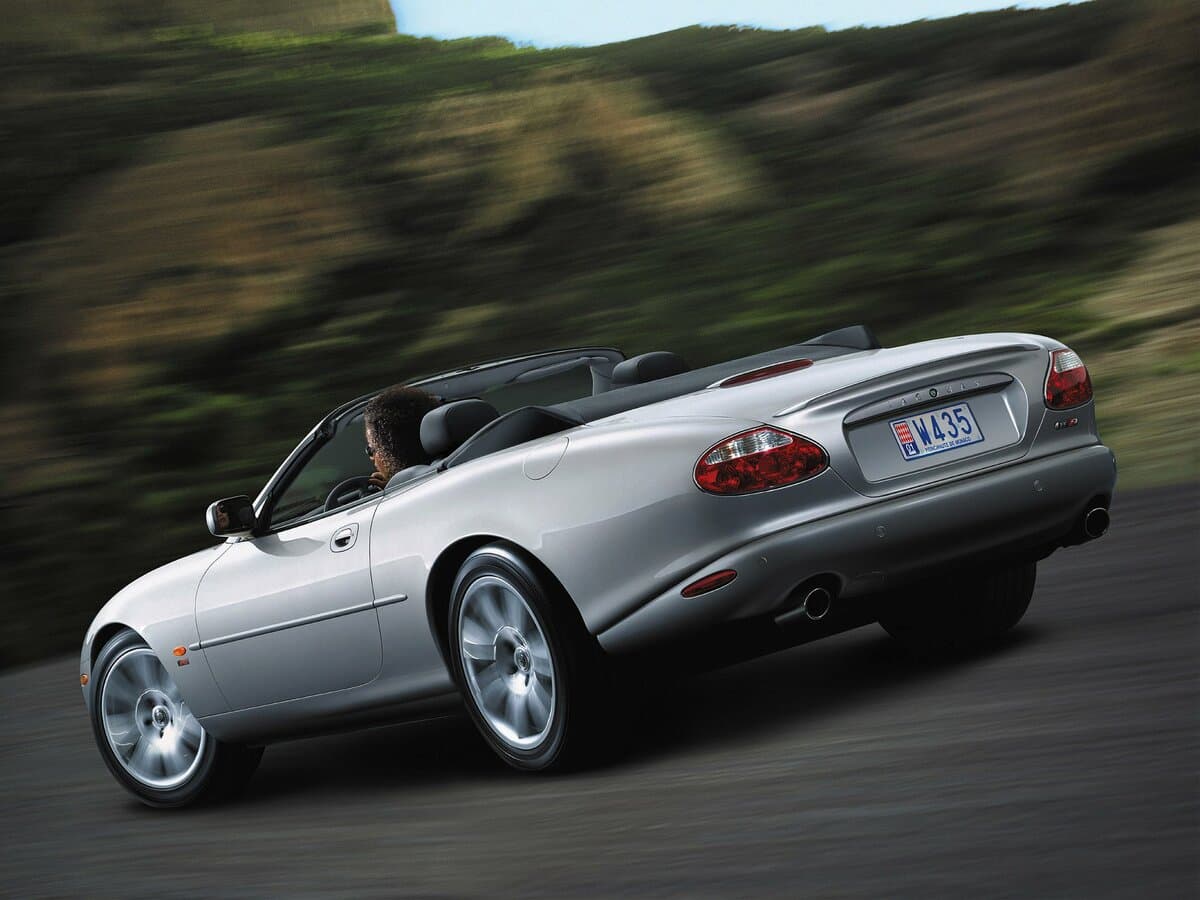 Jaguar XK I — 3/4 arxadan