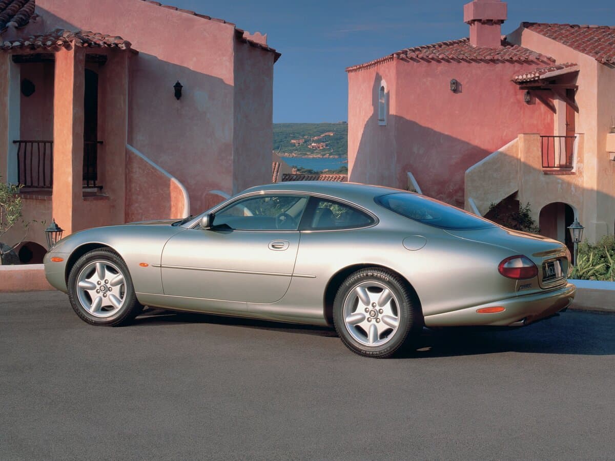 Jaguar XK I — 3/4 arxadan