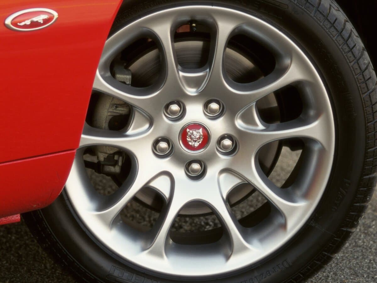 Jaguar XK I — Təkər