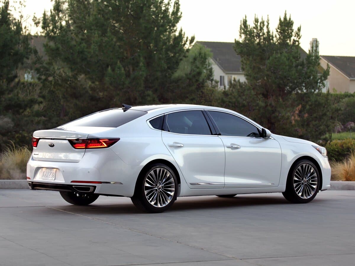 Kia Cadenza II — 3/4 arxadan