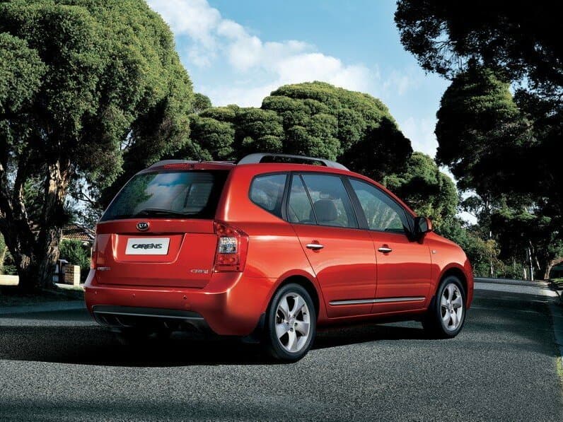 Kia Carens II (UN) — 3/4 arxadan