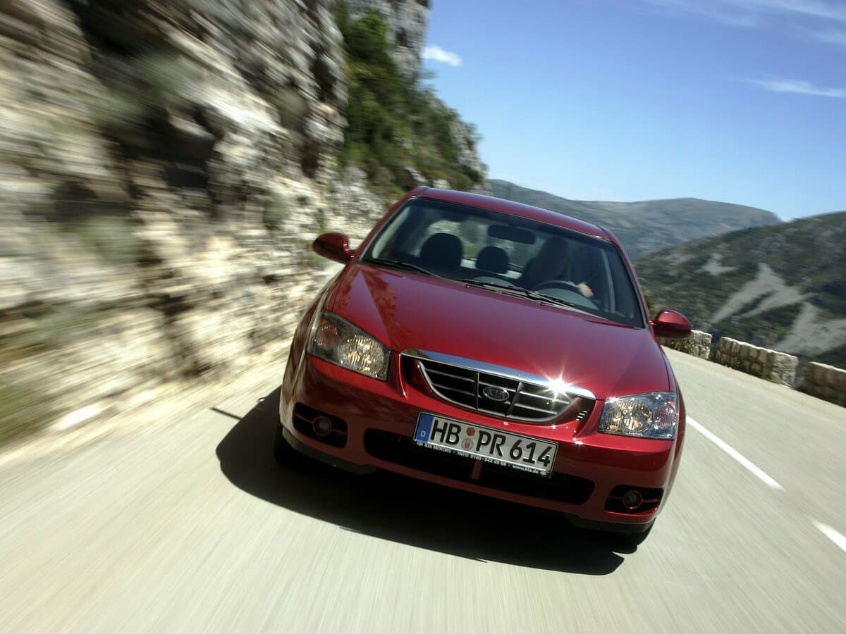 Kia Cerato I — Öndən