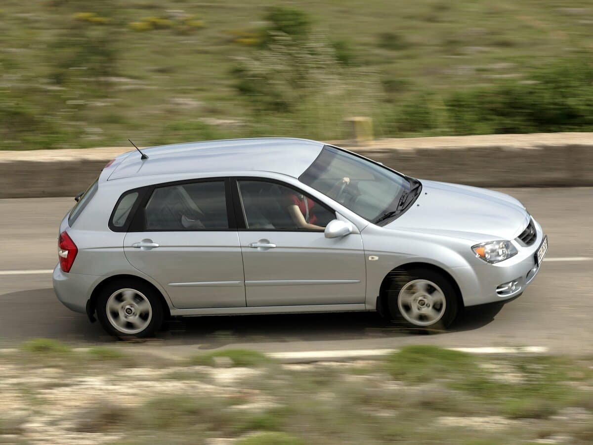 Kia Cerato I — Yandan