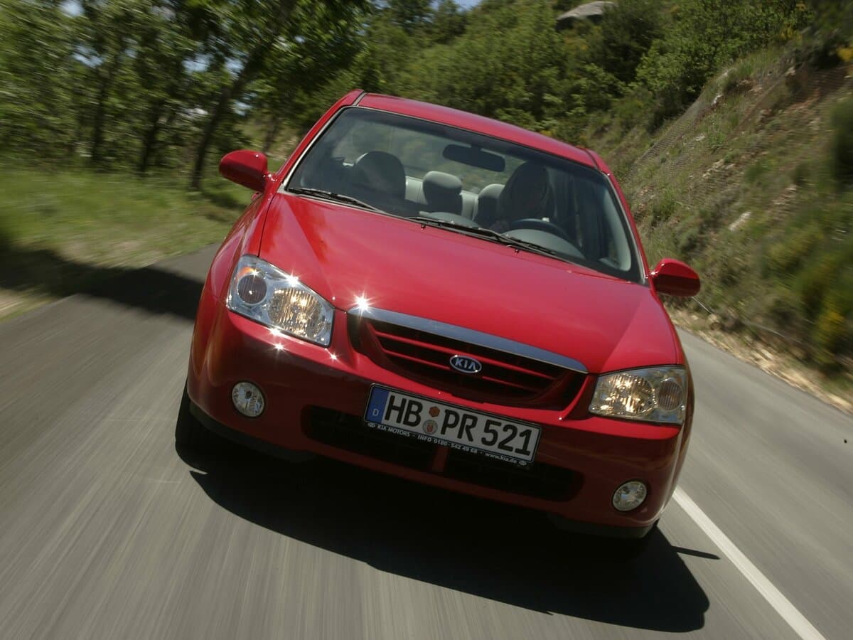 Kia Cerato I — Öndən