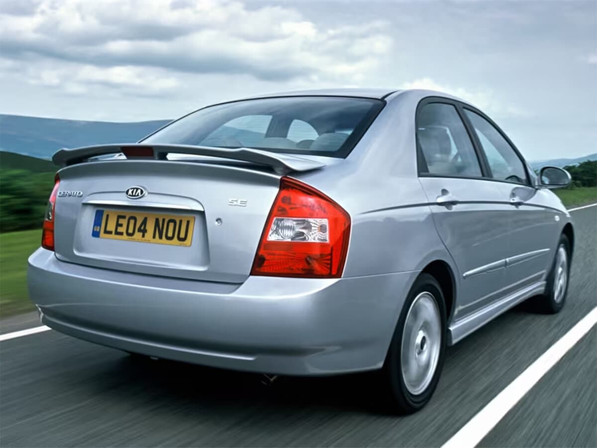 Kia Cerato I — 3/4 arxadan