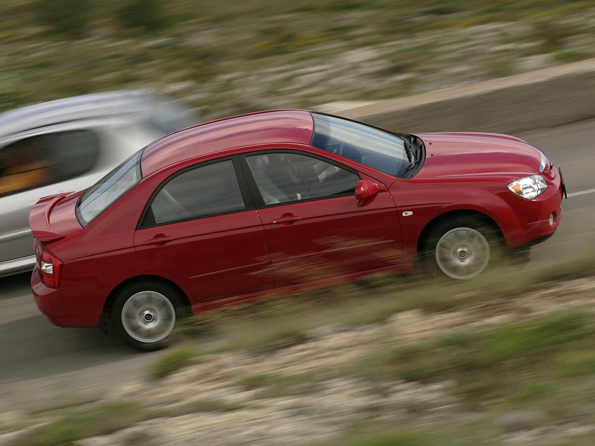 Kia Cerato I — Yandan