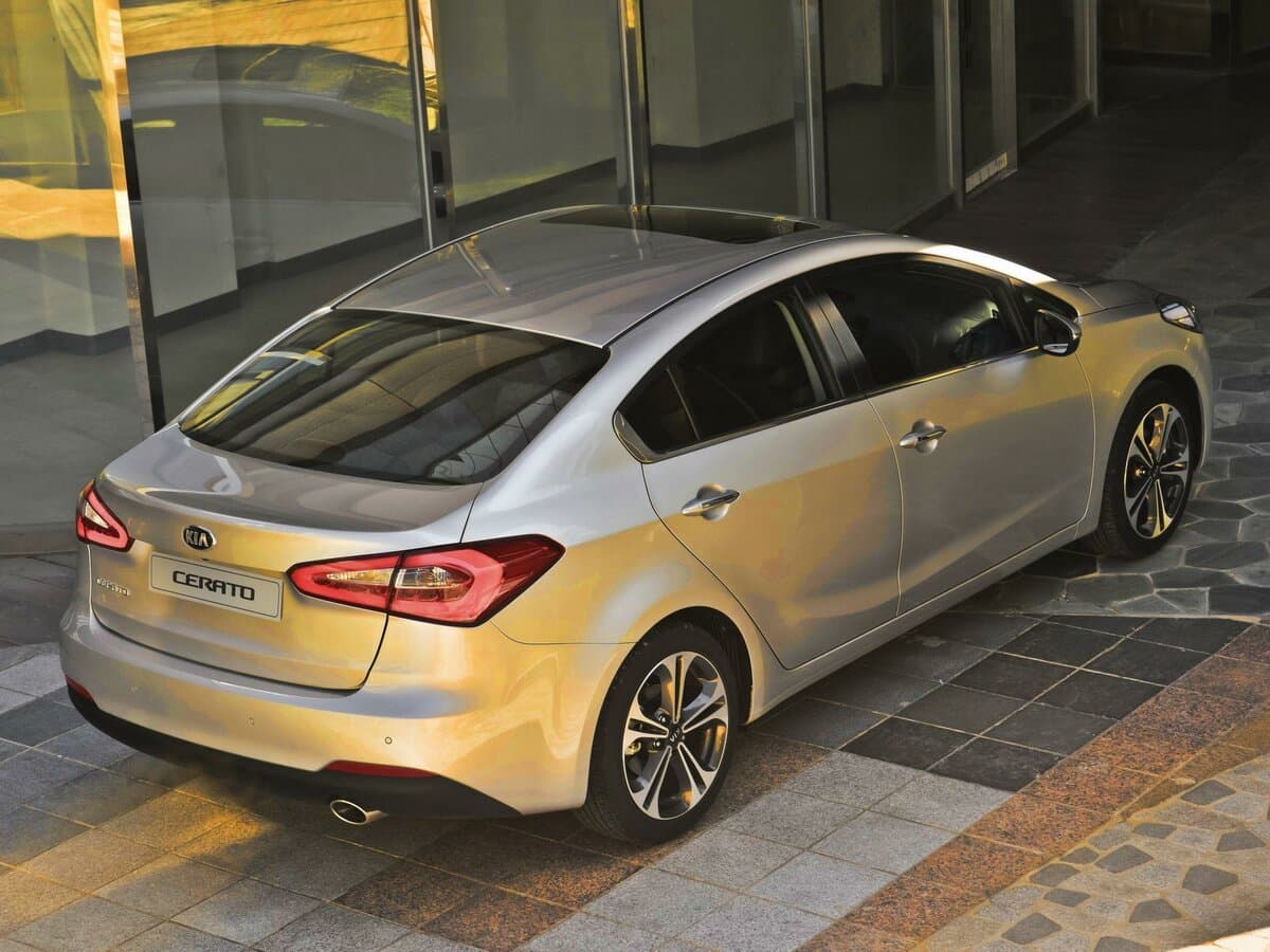 Kia Cerato III — 3/4 arxadan