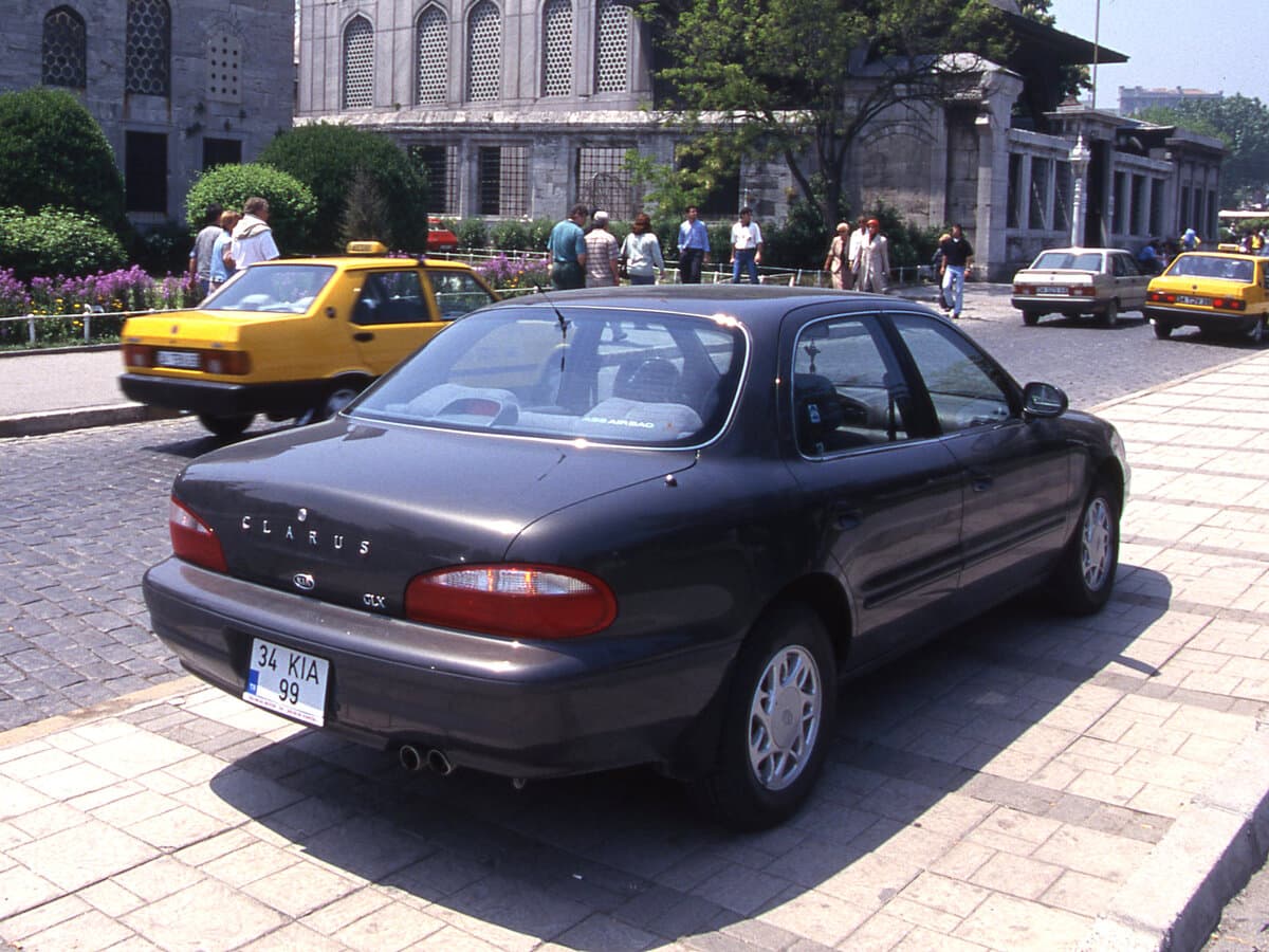Kia Clarus I — 3/4 arxadan