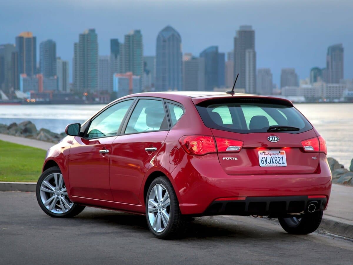 Kia Forte I — 3/4 arxadan