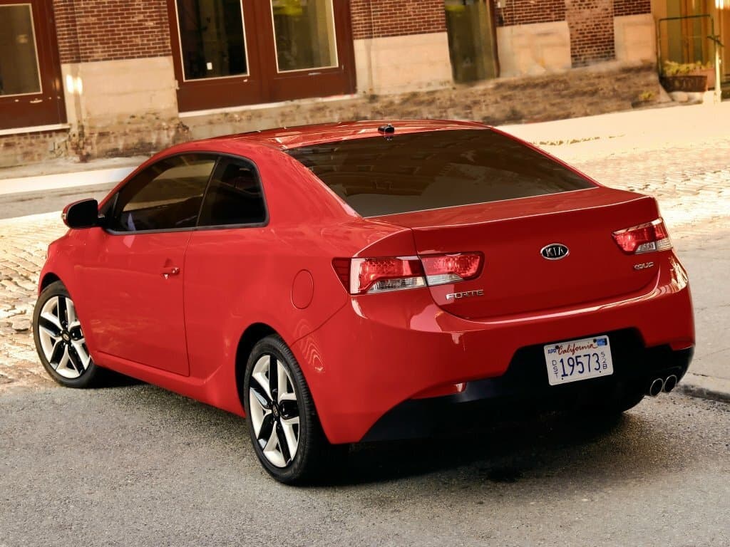 Kia Forte I — 3/4 arxadan