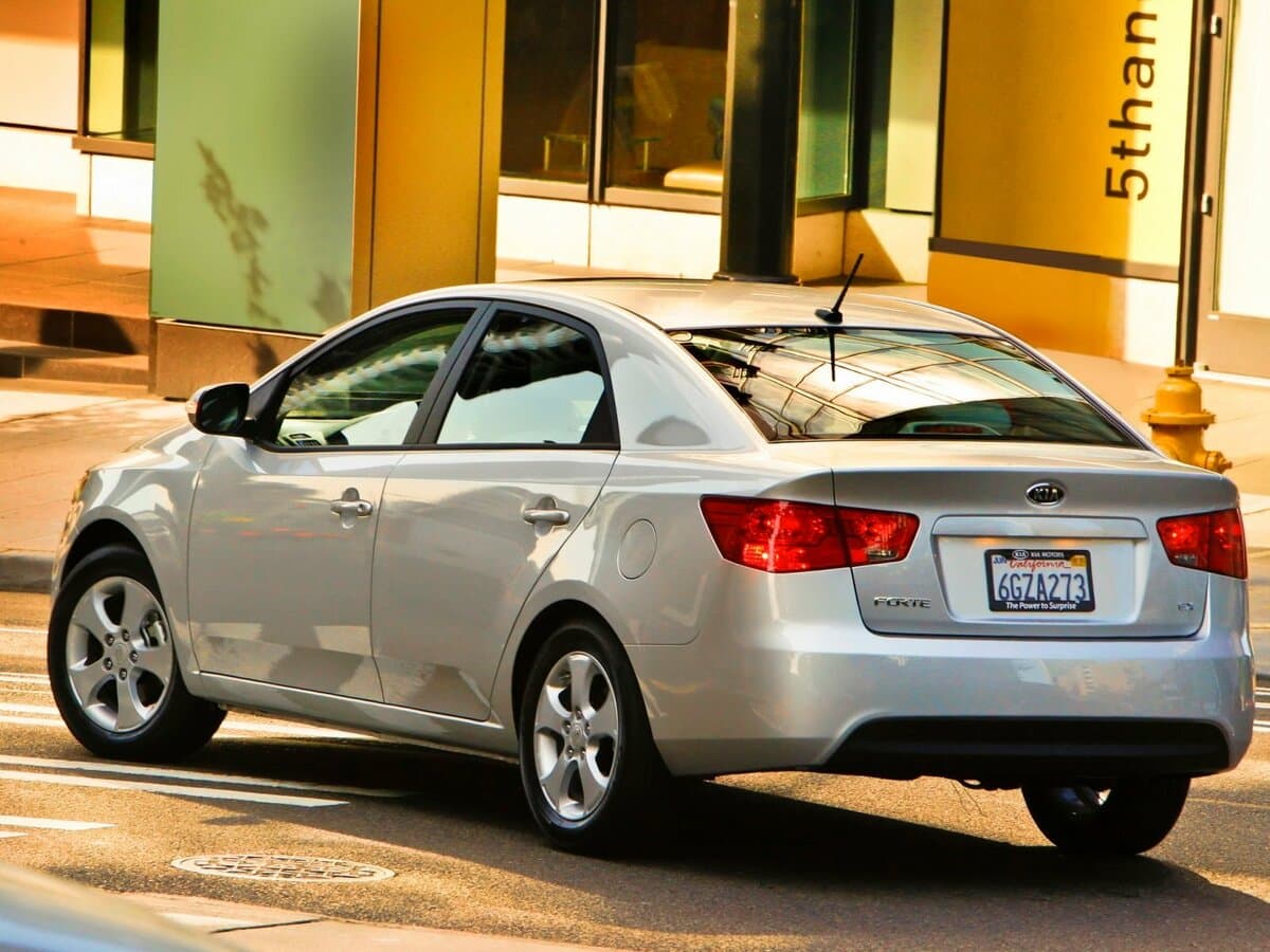 Kia Forte I — 3/4 arxadan