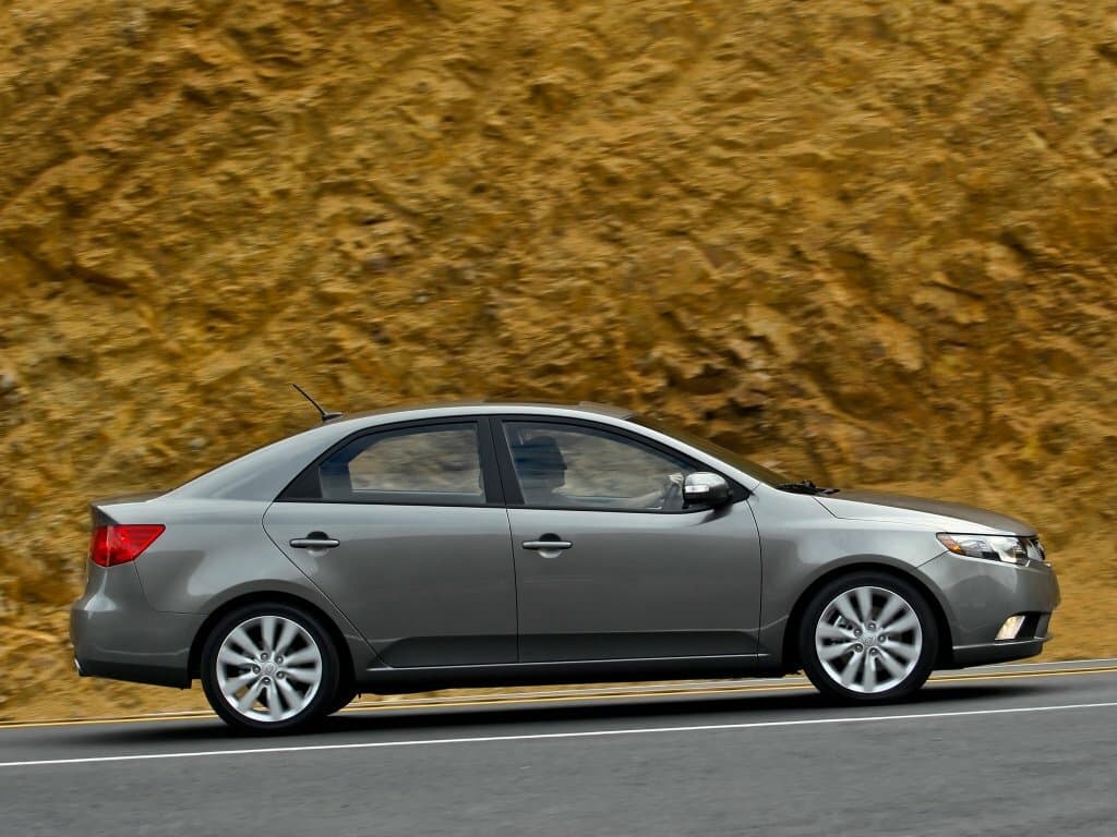 Kia Forte I — Yandan