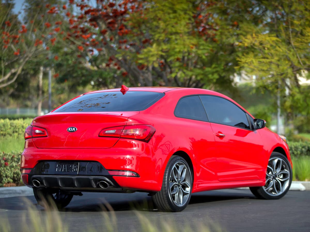 Kia Forte II — 3/4 arxadan