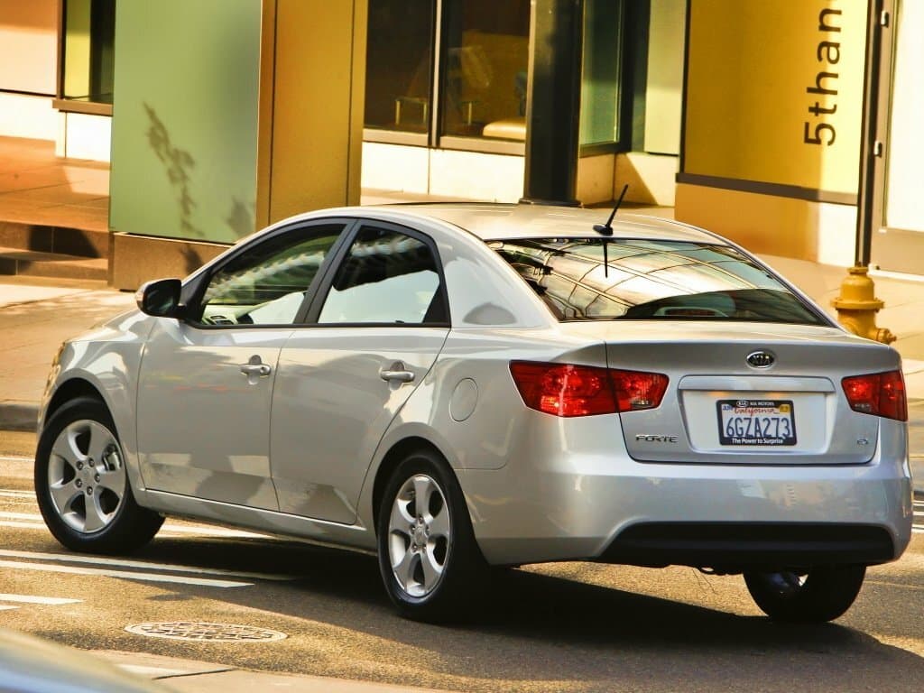 Kia Forte II — 3/4 arxadan