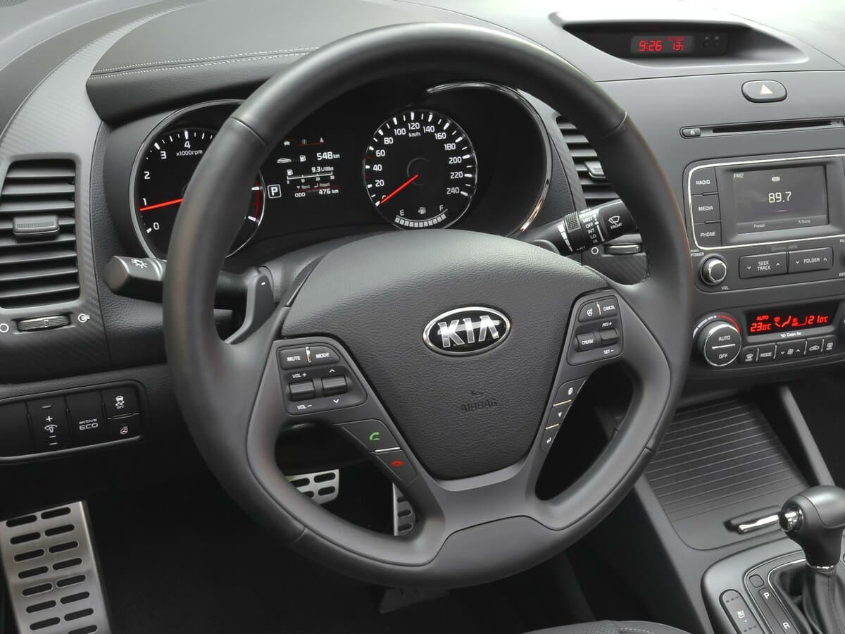Kia K3 I — Sükan
