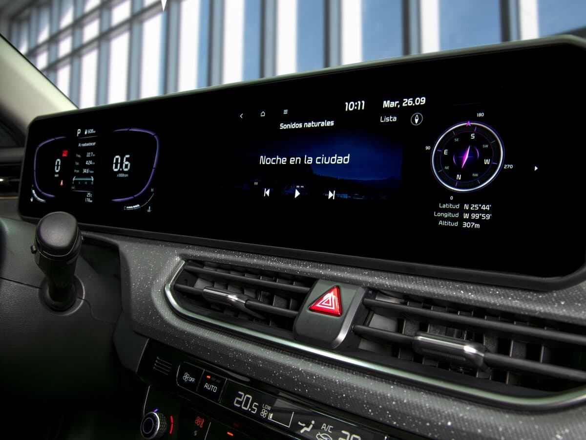 Kia K3 III (BL7) — Salon, arxadan