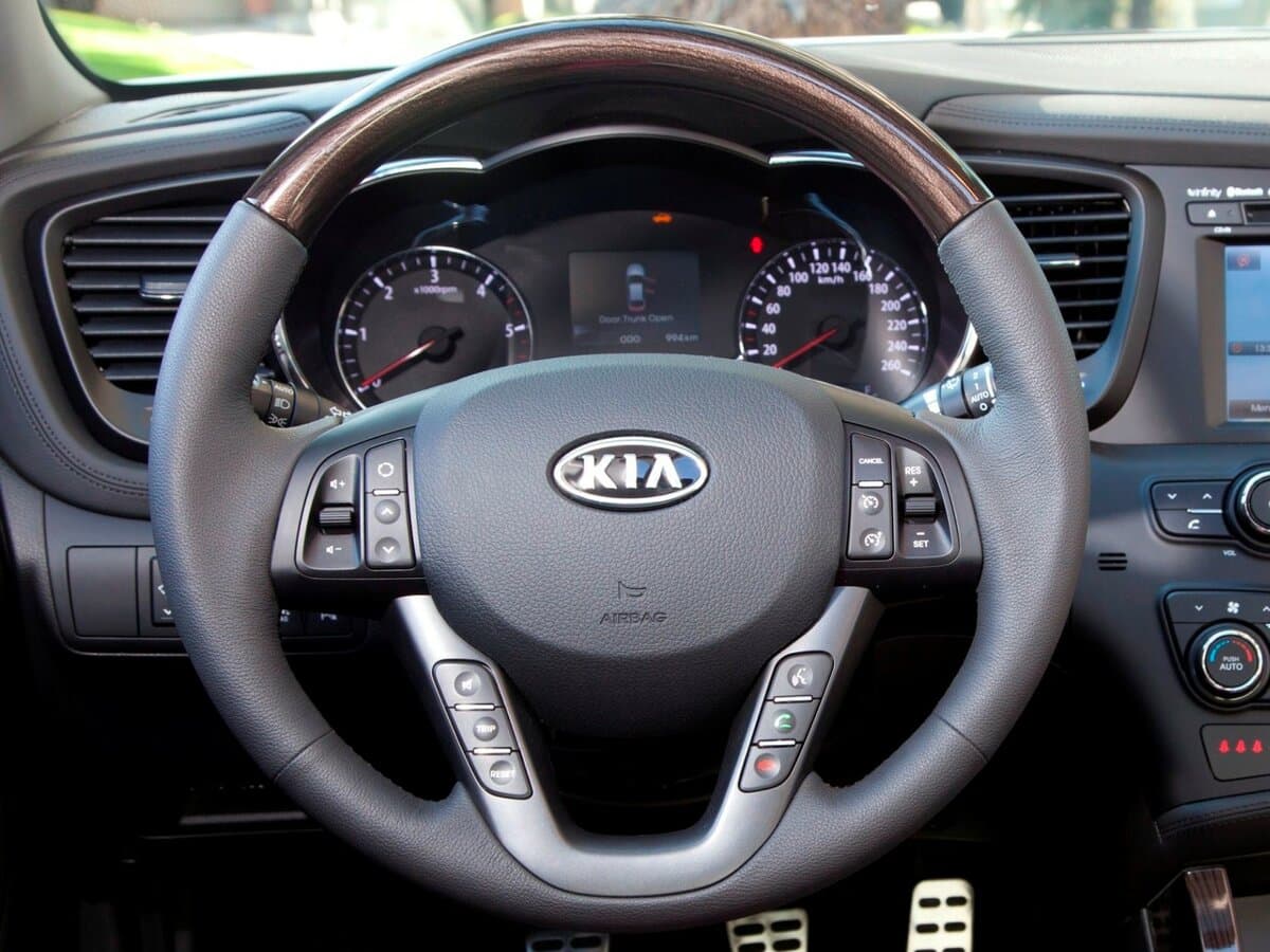Kia K5 I — Sükan