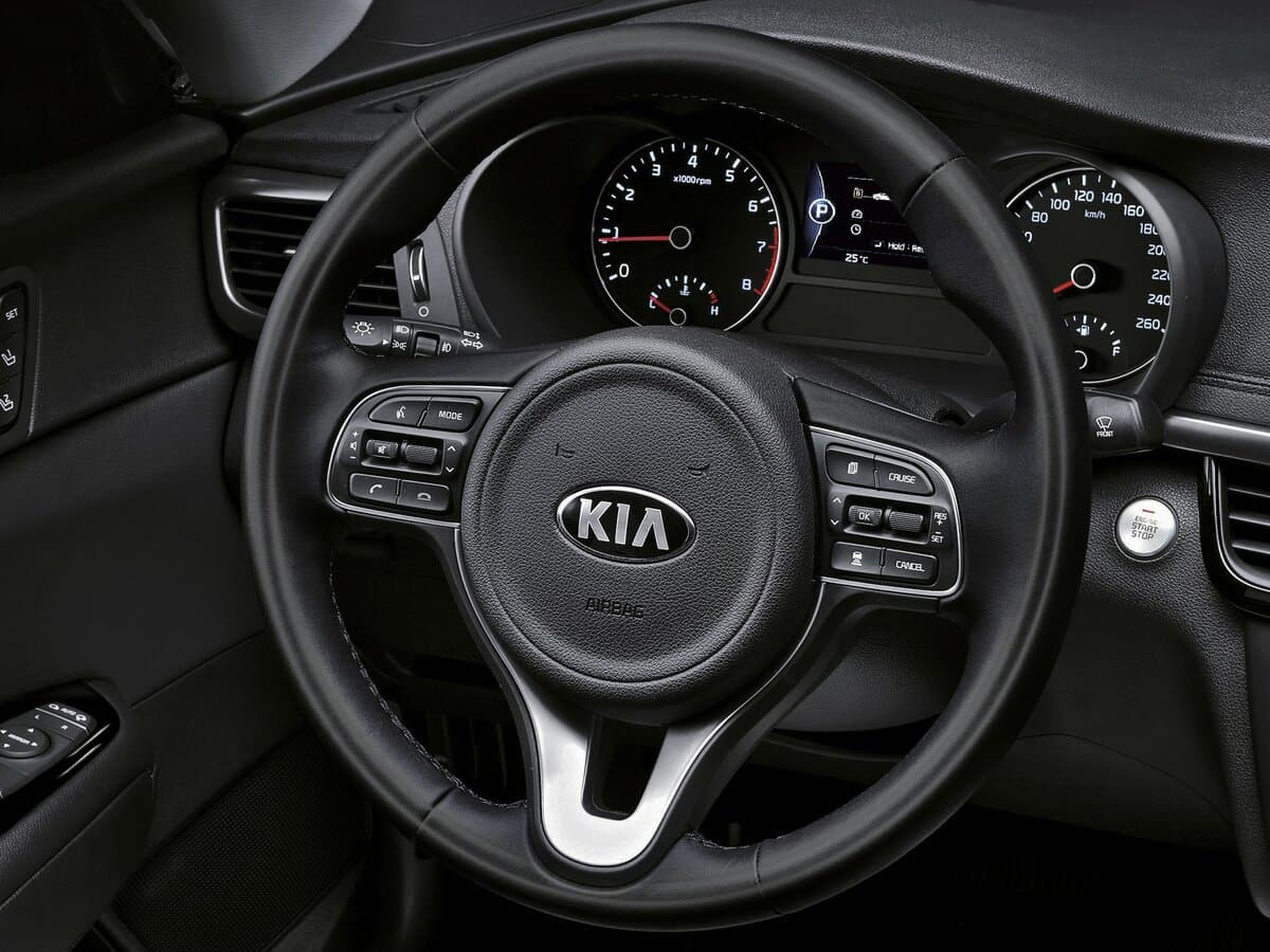 Kia K5 II — Sükan