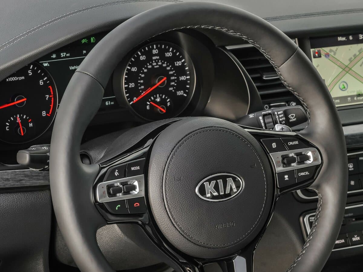 Kia K7 YG (II) — Sükan