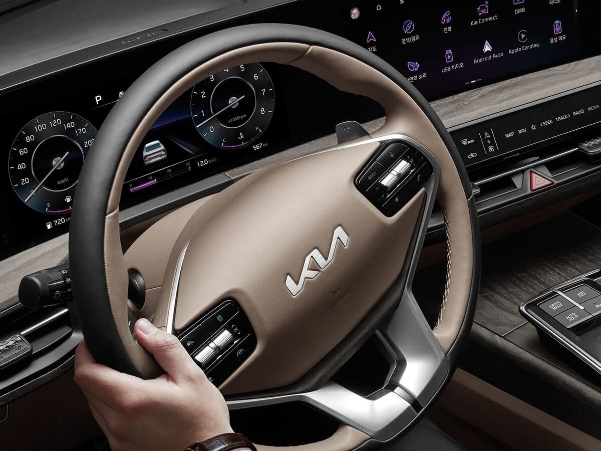 Kia K8 I — Sükan