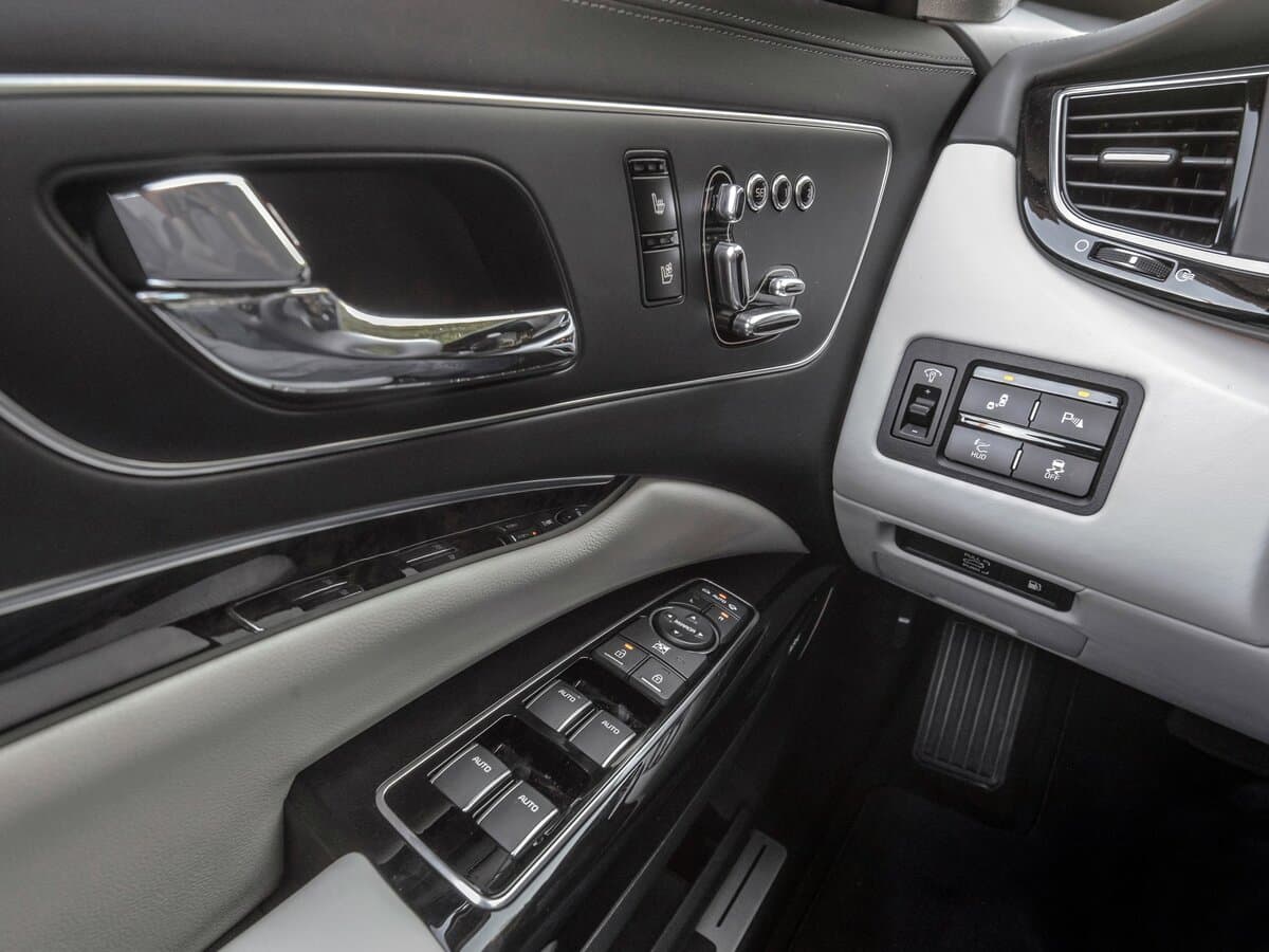 Kia K900 I — Qapı