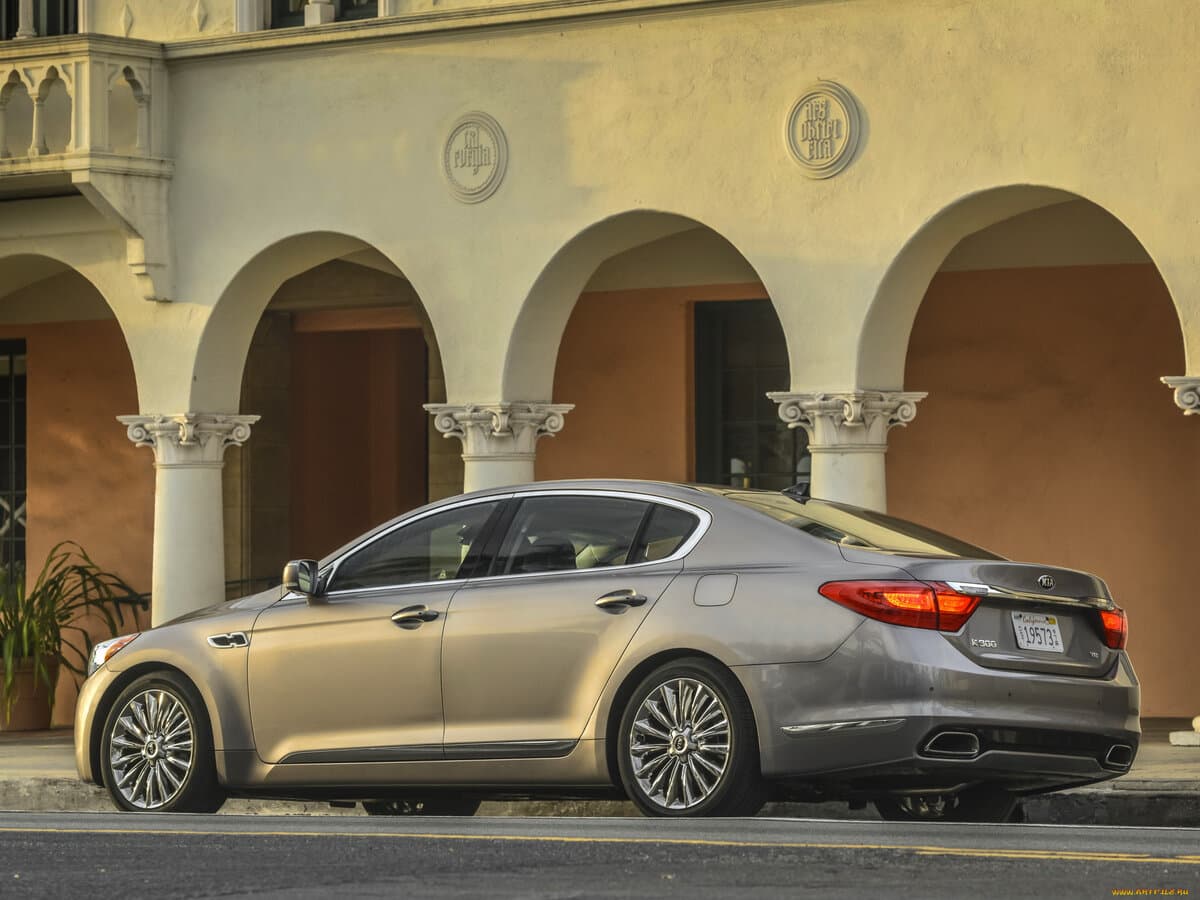 Kia K900 I — 3/4 arxadan