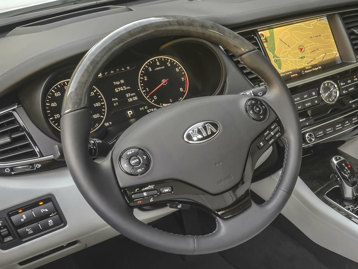 Kia K900 I — Sükan