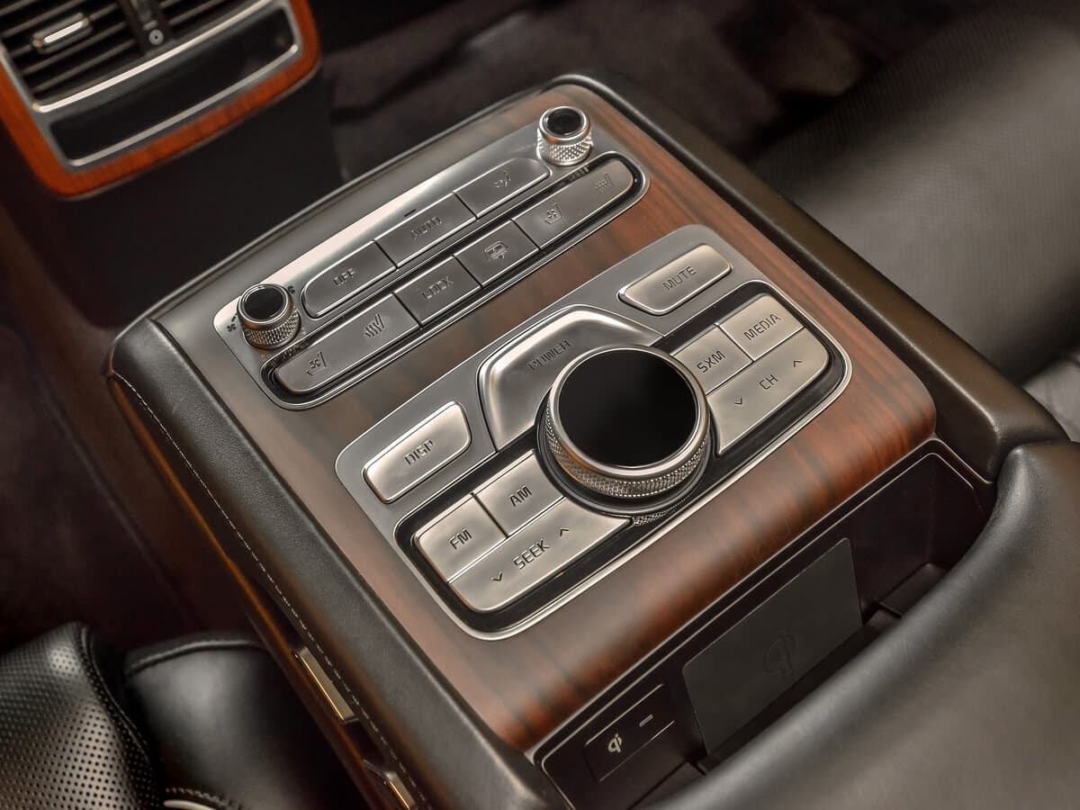 Kia K900 II — Salon, arxadan