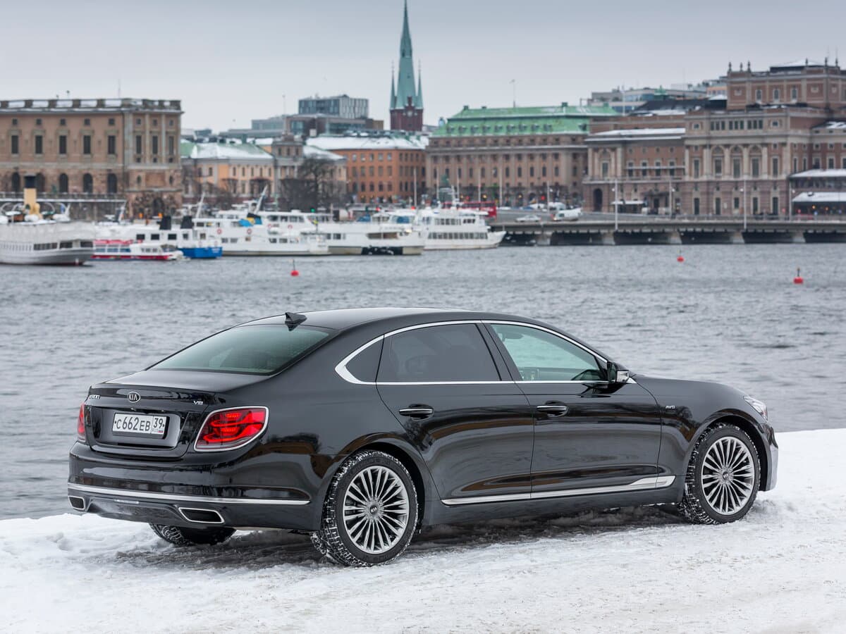 Kia K900 II — 3/4 arxadan