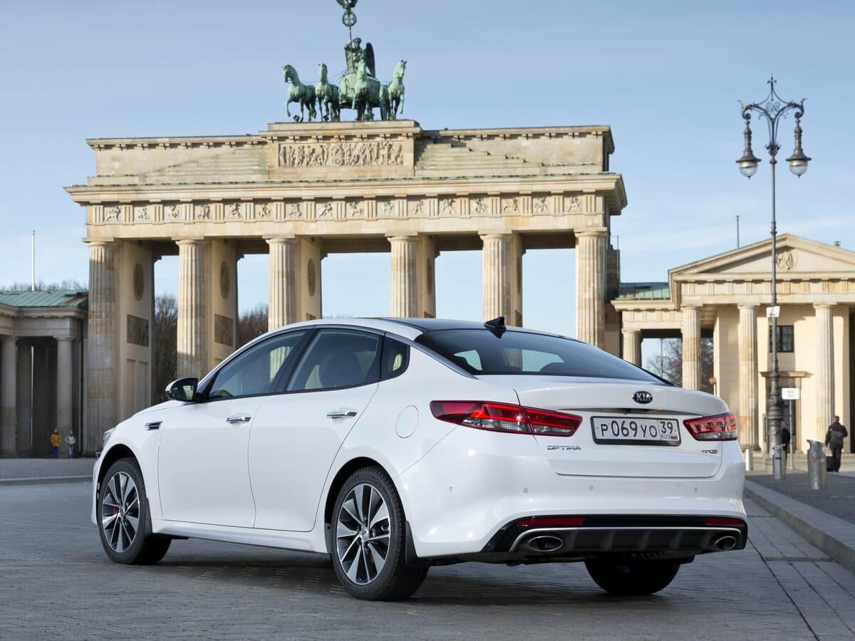 Kia Optima IV — 3/4 arxadan