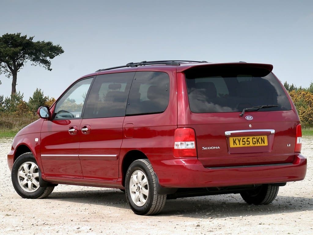 Kia Sedona I — 3/4 arxadan
