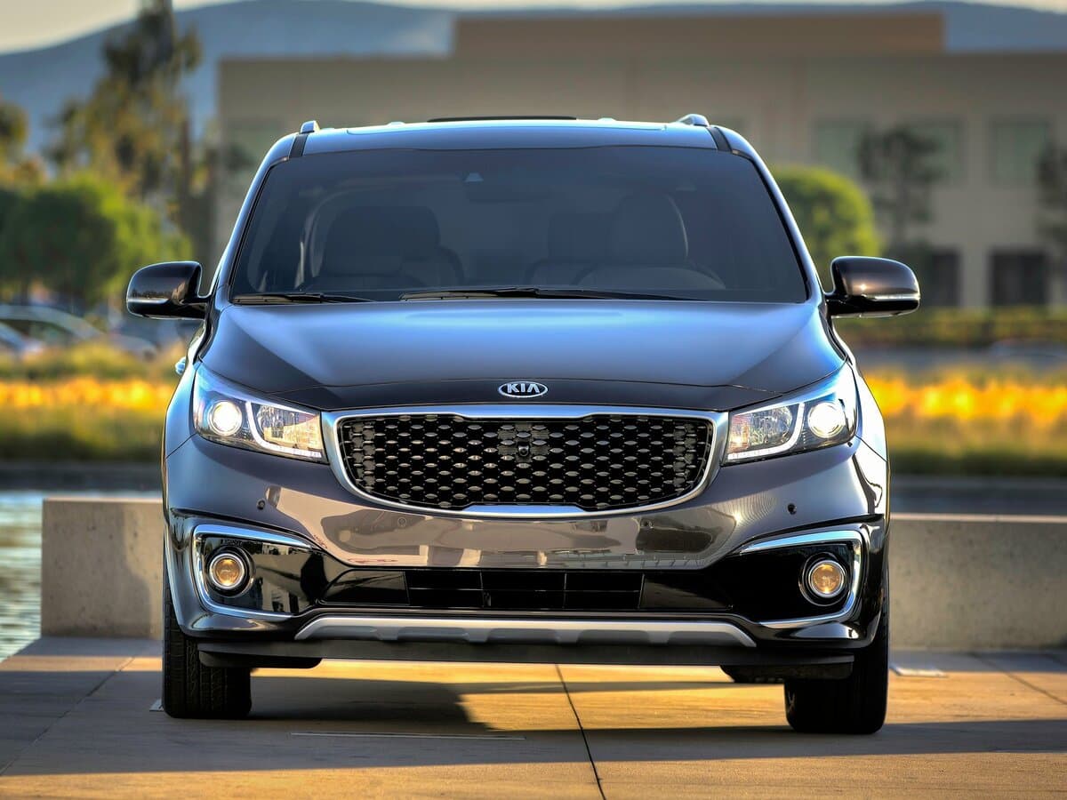 Kia Sedona III — Öndən