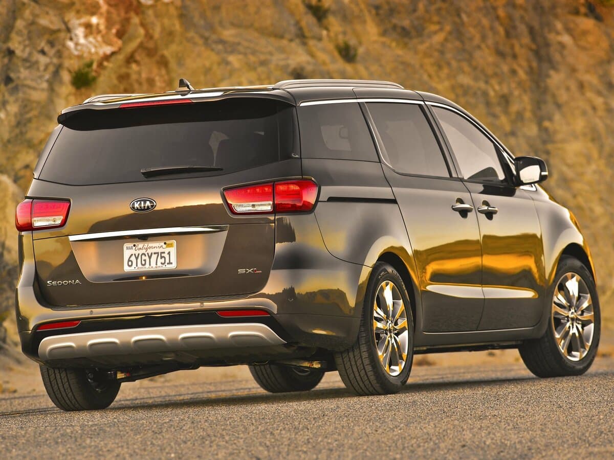 Kia Sedona III — 3/4 arxadan