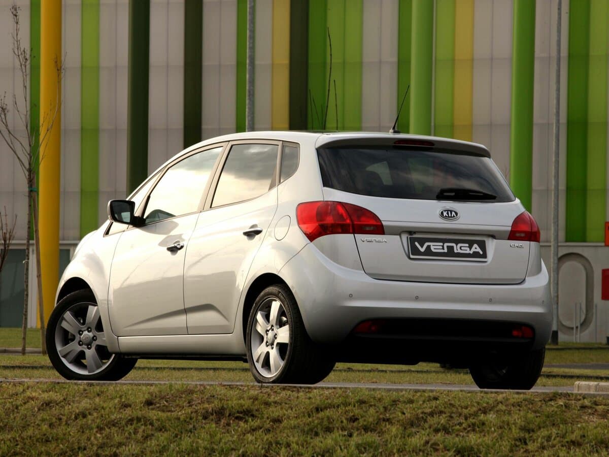 Kia Venga I — 3/4 arxadan